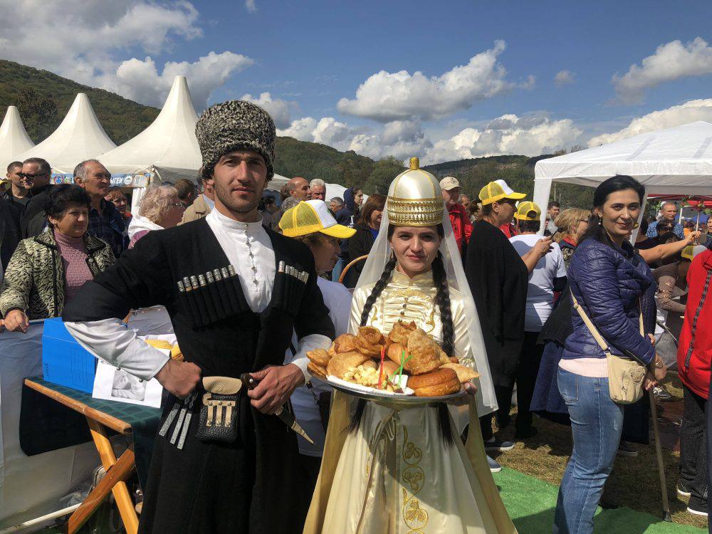 Главный гастрономический праздник Адыгеи как районы готовятся к Фестивалю адыгейского сыра В Майкопском районе на Даховской поляне у хребта Уна Коз 13 и 14 сентября пройдет XIV Фестиваль адыгейского сыра Над тем чтобы праздник удался трудятся специалисты из всех городов и районов региона В рамках фестиваля Майкоп представит экспозицию эволюции адыгского костюма от традиционных до современных образцов Теучежский район организует приветственный танец поваров для жюри и игру в быстрые шашки с гроссмейстером Подворье Красногвардейского района будет посвящено патриотической тематике с мастер классами по изготовлению адыгейской соли и игре на доуле Шовгеновский район представит подворье в виде лабиринта с тематическими зонами созданного из натуральных материалов Подробнее о том как идет подготовка подворий читайте в материале СА Мы также готовим вторую часть где будут представлены остальные муниципалитеты республики Алексей Гусев Подписаться