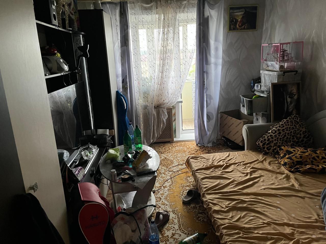 ‍  Жительница Долинска подсыпала яд в спиртное своего сожителя  Ночью, с 1 на 2 августа этого года 26-летняя обвиняемая и ее сожитель выпивали в квартире на улице Пионерской. В ходе застолья пара повздорила и тогда девушка подмешала в спиртное потерпевшему отравляющее вещество.    Потерпевший после выпитого успел своевременно обратиться за медпомощью. В отношении сахалинки возбуждено уголовное дело. Ее заключат под стражу.  Фото:     SakhalinMedia   Прислать новость