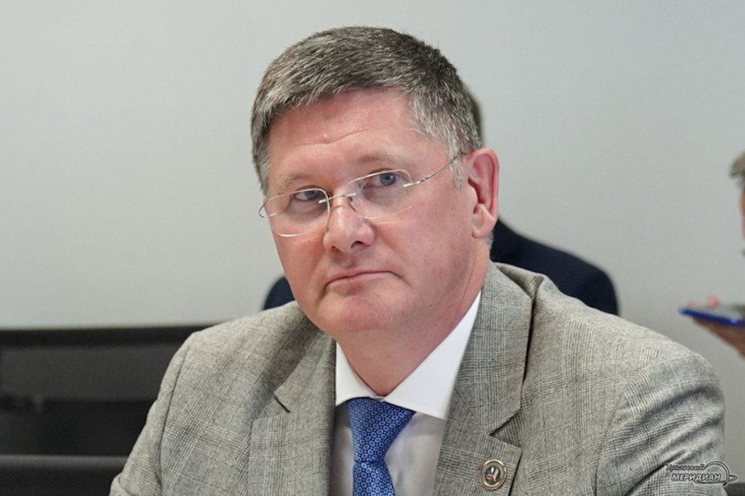 Сегодня в Берёзовском Свердловской области избран новый глава муниципалитета. Им стал ныне действующий глава Берёзовского округа Евгений Писцов На пост мэра претендовали два человека — сам Евгений Писцов и его заместитель по социальным вопросам Артур Садреев. По результатам голосования депутатов Писцов получил 16 голосов, Садреев — ноль голосов. Два бюллетеня оказались испорченными «Уральский меридиан»