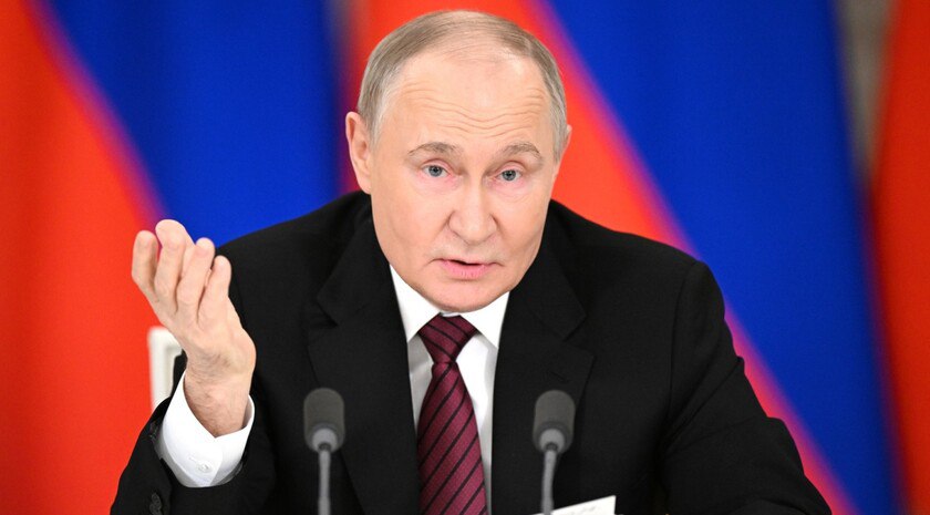 Путин назвал придурками глав стран Запада, которые пытаются вредить РФ в ущерб себе «Они в ущерб себе же делают многие вещи. Кажется, что того-то и того-то не будут делать точно, потому что это им вредит. Но делают же, придурки. Извините, пожалуйста», — сказал Президент РФ Владимир Путин на встрече с членами «Деловой России». Путин обратил внимание, что ведущие экономики мира впадают в рецессию, только бы навредить России. «Куплю билет и не поеду, называется, назло кондуктору. Ну что это такое?» — возмутился Президент. Фото: Администрация Президента России , VK и ОК и читайте новости на нашем сайте