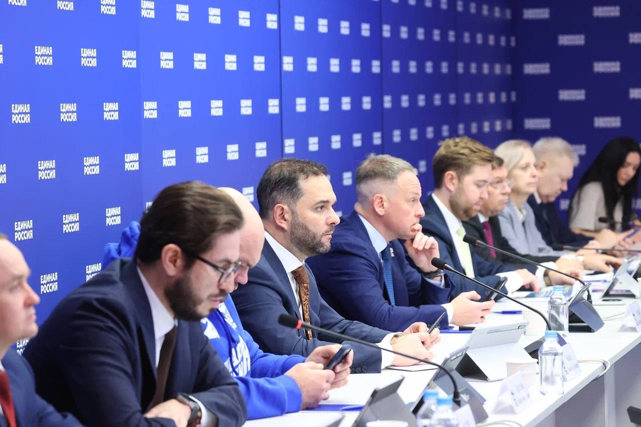 Сегодня прошло партийное совещание по вопросу капремонта и строительства студенческих общежитий в 2025 году Ранее Владимир Путин поставил задачу развивать центры науки и образования по всей стране До 2030 года надо построить 25 университетских кампусов а к 2036 му уже 40 Отбор первых 25 кампусов которые должны быть к 2030 году возведены завершен Помимо этого до 2030 года необходимо провести ремонт в 800 общежитиях По данным на 9 декабря 2025 года ремонт закончен в 9 общежитиях До конца 2025 года планируется сдать еще 36 До конца 2026 года в планах отремонтировать 55 общежитий а в 2027 м еще 117 Один из важных вопросов на совещании стандарт создания современной инфраструктуры в общежитиях Такой стандарт помогает делать пространства современными и комфортными В документе особо выделили инфраструктуру для семей студентов Напомню что законопроект Единой России о местах в общежитиях для студенческих семей принят в первом чтении Писал об этом тут Также отметим что все общежития в соответствии со стандартом имеют необходимую инфраструктуру для проживания лиц с ограниченными возможностями здоровья