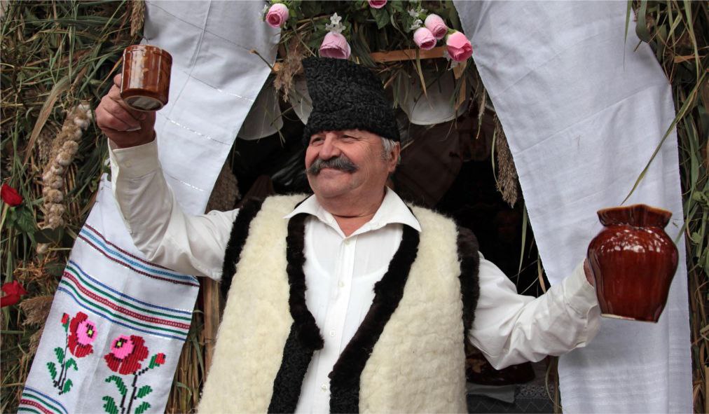 Республика Молдова вошла в число стран с самым высоким уровнем потребления алкоголя в мире По последним данным средний объем потребления чистого алкоголя на душу населения в стране составляет 14 1 литра в год что обеспечивает ей четвертое место в глобальном рейтинге Согласно исследованию World Population Review лидером мирового списка стала Румыния с показателем 17 1 литра алкоголя на человека в год Далее следуют Грузия 15 5 литра и Латвия 14 7 литра Молдова расположилась сразу за ними опередив Чехию где уровень потребления составляет 13 7 литра Для сравнения в России среднегодовое потребление алкоголя оценивается примерно в 10 5 литра на человека тогда как в Украине этот показатель еще ниже около 7 4 литра Это почти вдвое меньше чем в Республике Молдова Эксперты обращают внимание на устойчивую тенденцию страны Восточной Европы и региона Черного моря продолжают доминировать в мировых рейтингах по потреблению алкоголя Несколько государств этого региона стабильно входят в первую пятерку что подчеркивает масштаб проблемы на региональном уровне