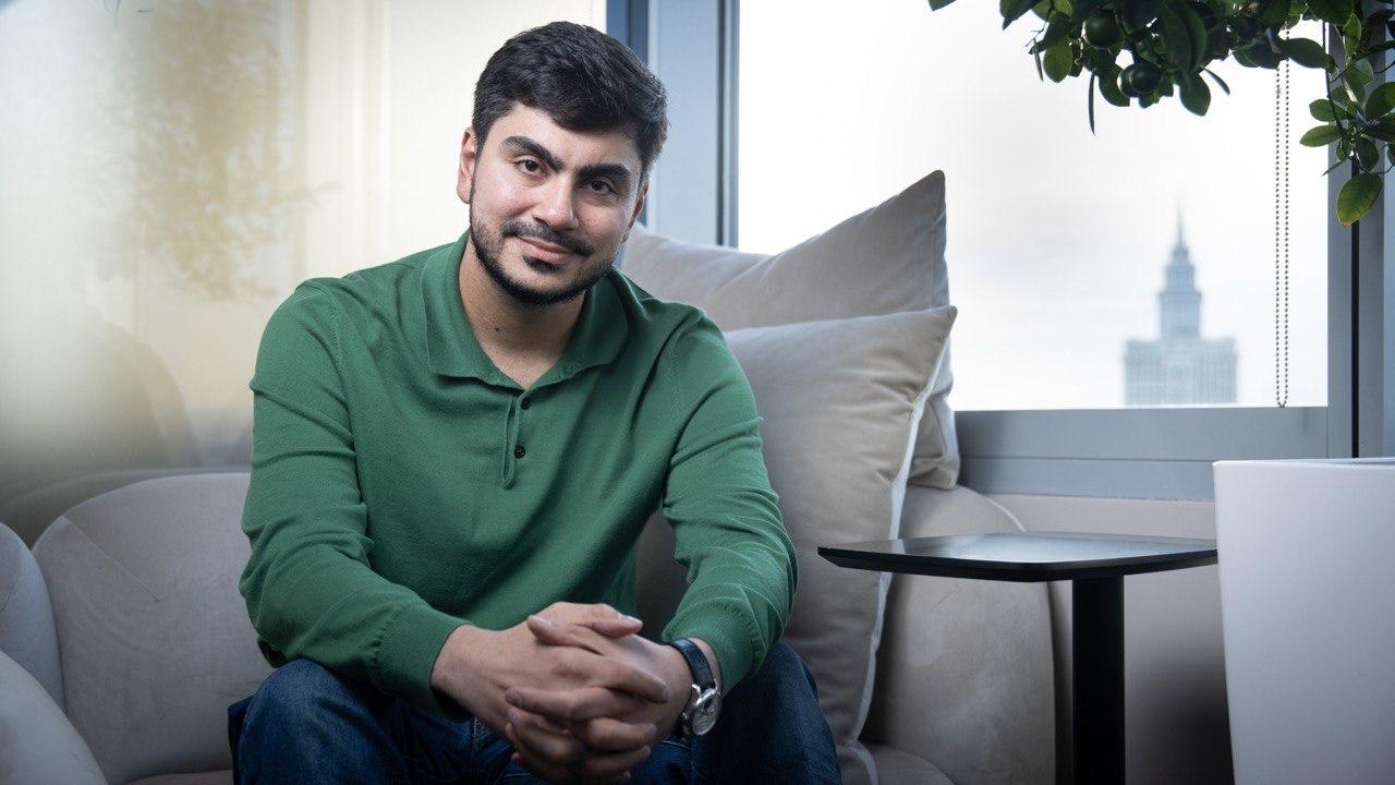 Сбер продолжает расширение на технологическом направлении В банке создан новый блок Развитие генеративного ИИ Его возглавил Антон Фролов бывший СТО VK и руководитель Дзена В зоне его ответственности разработка фундаментальных моделей и платформ генеративного искусственного интеллекта Президент и председатель правления Сбера Герман Греф отметил Темп технологической трансформации критичный фактор успеха нашей стратегии Сбер не впервые ставит перед собой амбициозные цели и каждый раз достигает их Сегодня банк становится не просто финансовым институтом а структурой формирующей облик российского ИИ будущего Подпишись МАРДАН в telegram МАРДАН МAX на парковке