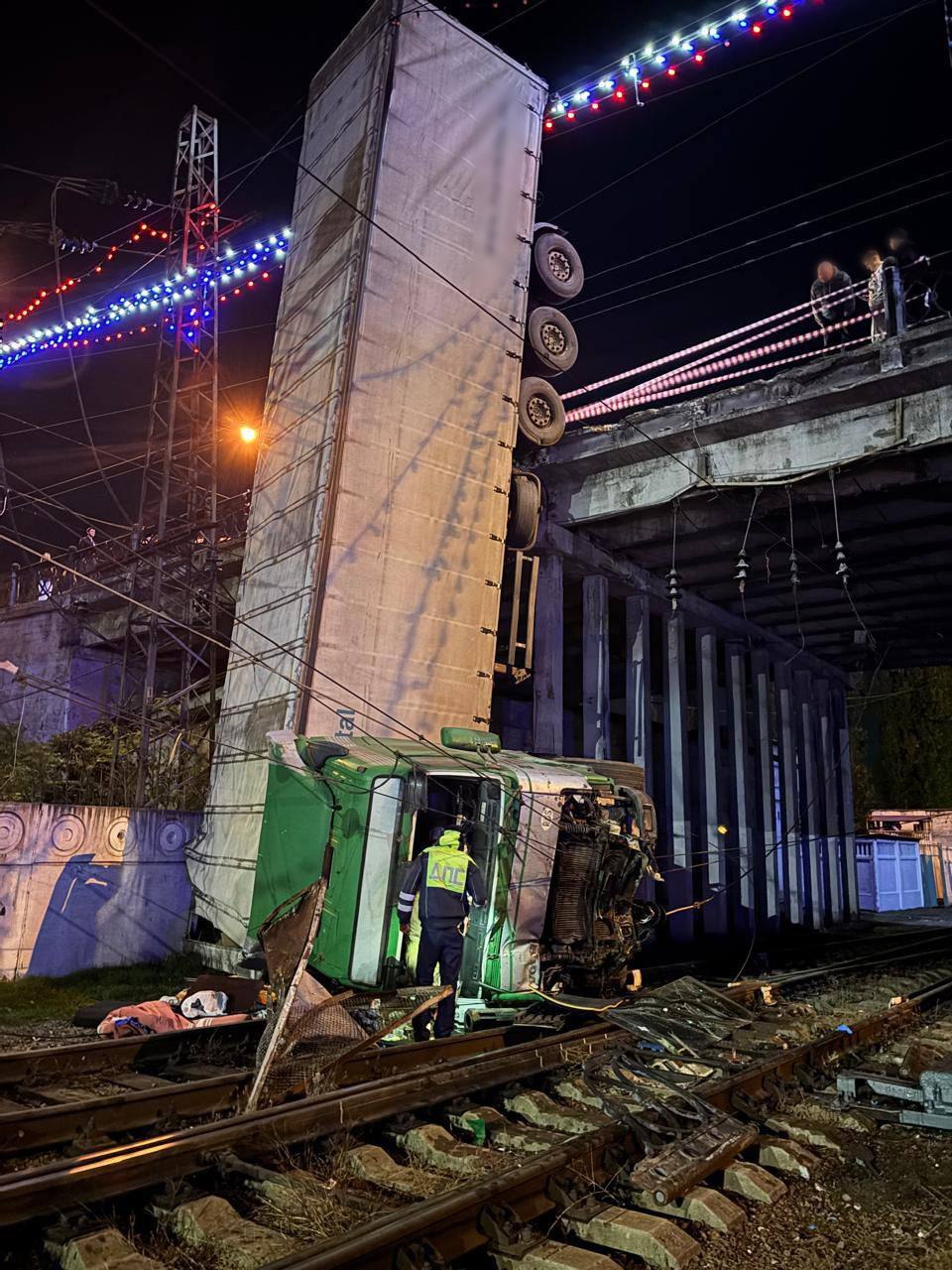 Появились подробности ДТП с грузовиком рухнувшим на железнодорожные пути в Симферополе Мужчина 1958 года рождения ехал за рулем грузовика по улице КИМ в сторону Гагарина В какой то момент водитель не справился с управлением Из за этого фура врезалась в пешеходное ограждение а затем упала с моста прямо на железнодорожные пути На пострадавшего водителя составили три административных протокола Подписывайся на truekpcrimea