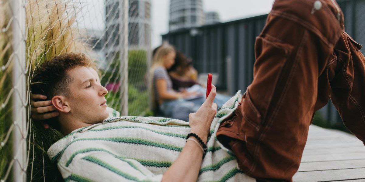 Глава ФПБК Бородин в России нужно ввести ответственность за зумерство Это не просто штрафы Нужно создать систему при которой молодой человек обязан пройти через образовательные уроки Почему бы не ввести ответственность за то что молодой человек не знает своих корней героев и траекторию движения нашего государства сказал глава ФПБК Бородин добавил что подобная инициатива должна стать частью государственной политики С ним не согласен депутат Толмачев Он считает что среди зумеров много образованных и патриотичных людей а недостаток знаний в сфере истории и политики встречается среди людей разных возрастов Подпишись RogandarNEWs мы в MAX