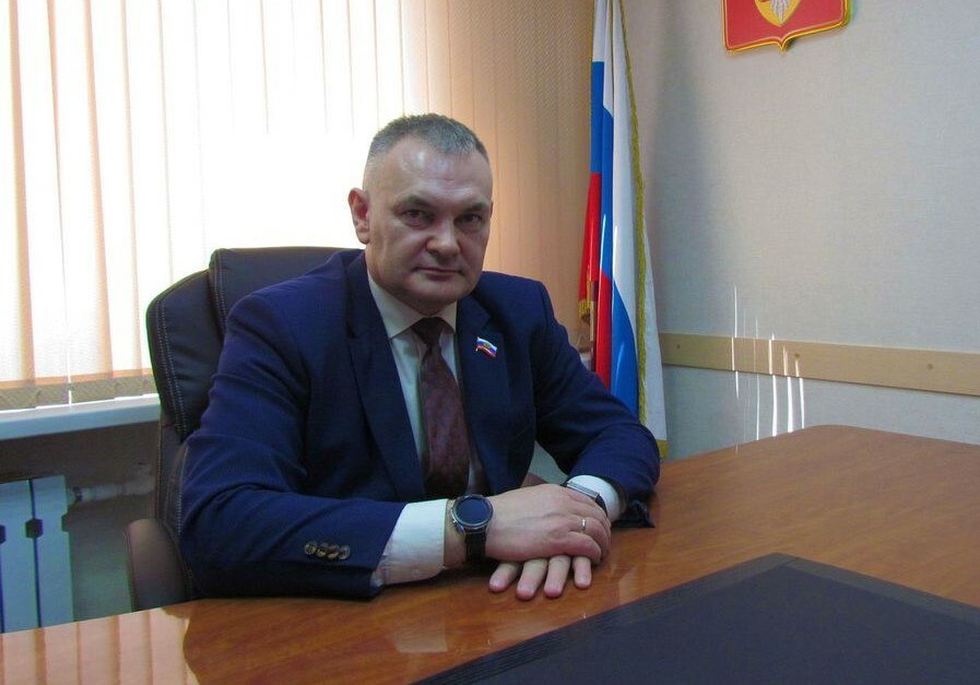 Силовики задержали первого зама главы Петропавловска Владислава Масло Чиновник сейчас находится в изоляторе временного содержания По нашим данным Масло могут вменять преступления совершенные им по прежнему месту работы Напомним что до трудоустройства в мэрию краевого центра он три года возглавлял администрацию города Елизово По некоторым данным обыски прошли и у председателя елизовской контрольно счетной палаты Владимира Кекуха Это вероятно связано с громким прошлогодним скандалом вокруг раздачи елизовских земель 50 летний Масло не первый чиновник которому по этой причине надели наручники Но он пока пожалуй самая весомая фигура в этой криминальной истории UPD По предварительным данным ВРИП главы администрации Елизова Антон Прочко и Владимир Кекух тоже задержаны Делитесь с нами фото видео историями и новостями