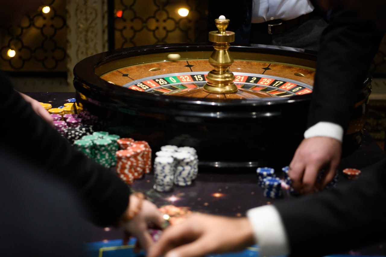 С 1 сентября в России начнет действовать самозапрет на азартные игры Механизм добровольного самозапрета на участие в азартных играх начнет действовать с 1 сентября 2026 года в России Соответствующие изменения внесены в устав публично правовой компании Единый регулятор азартных игр постановлением правительства Подробнее читайте по ссылке Фото Илья Московец URA RU ТАСС yk24ru