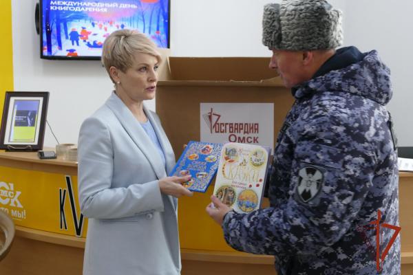 В международный день книгодарения росгвардейцы Омска передали книги для библиотечного фонда города Стаханова  В международный День книгодарения сотрудники Управления Росгвардии по Омской области и его подразделений присоединились к общероссийской акции «Дарите книги с любовью». По уже сложившейся традиции в день праздника сотрудники Росгвардии посетили омскую молодежную библиотеку «Квартал 5/1» и передали более сотни книг известных отечественных и зарубежных авторов.  Собранная литература будет направлена в библиотеки нашего города. «Мы, сотрудники Росгвардии, рады участвовать в благотворительной акции «Дарите книги с любовью». Это не просто возможность передать книги, это шанс подарить надежду и знания тем, кто в них нуждается. Пусть каждая книга найдет своего читателя», - отметил начальник пресс-службы Управления Росгвардии по Омской области полковник полиции Павел Илюшин. _____________ Все новости  ВКонтакте и в  Одноклассниках   #Стаханов #новости_Стаханова