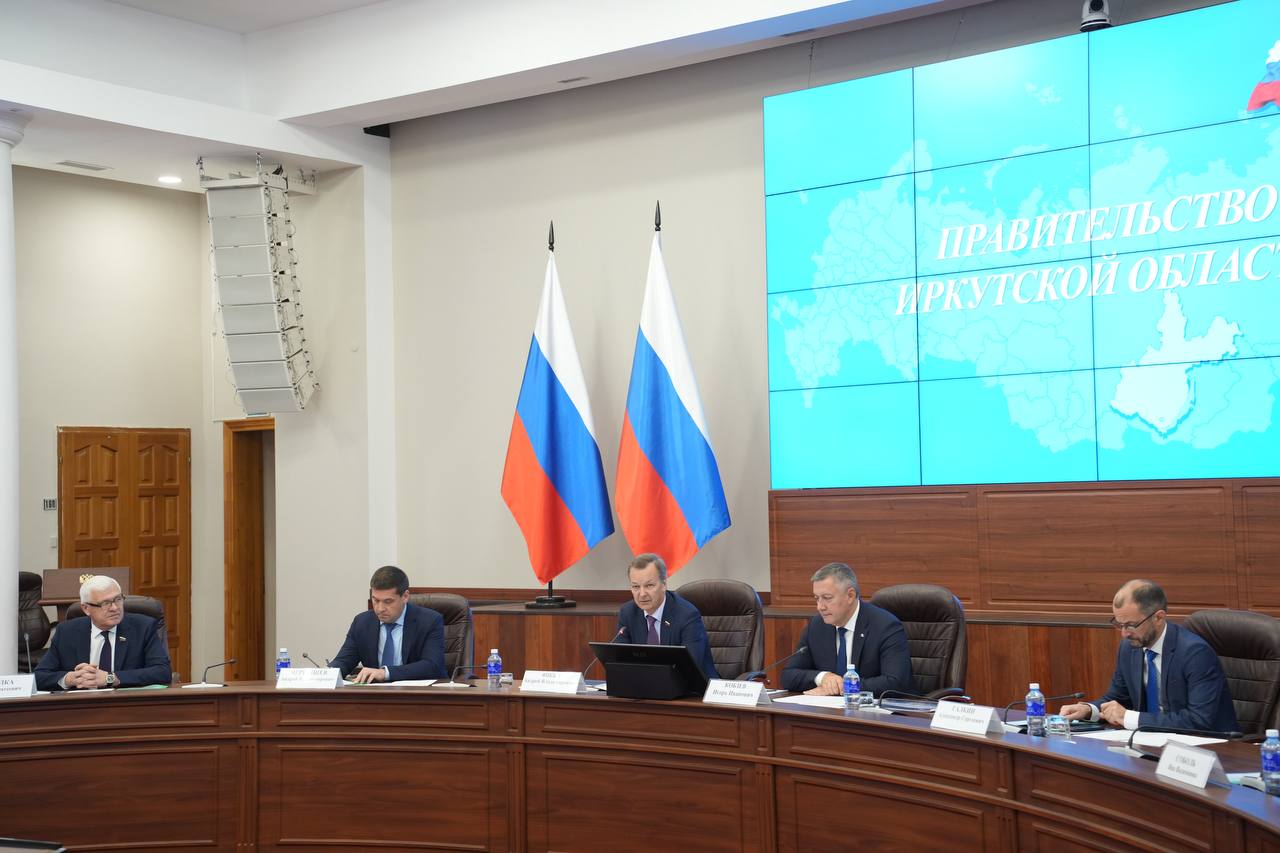 Делегация членов Совета Федерации РФ во главе с первым заместителем председателя СФ РФ Андреем Яцкиным прибыла 15 октября в Иркутск Сенаторы посетили строящуюся школу на улице Ярославского объект находится в стадии завершения Участие в экскурсии приняли и слушатели региональной программы для бойцов СВО Герои Приангарья Общую ситуацию со строительством новых учебных заведений в Приангарье обсудили на совещании в правительства региона   www irk kp ru online news 6621319