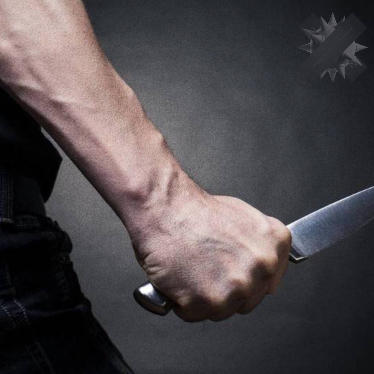 Мужчина с ножом ворвался в детсад в Оренбургской области Трагедии удалось избежать благодаря воспитательнице которая удержала нарушителя до приезда спецслужб По информации СМИ пытаясь обезоружить мужчину воспитательница получила порезы на руках Глава города Бугуруслан Дьяченко отметил героизм женщины Сразу же была активирована тревожная кнопка но первой на пути преступника встретила воспитатель детского сада Лия Наильевна Галеева сообщил он НМШ