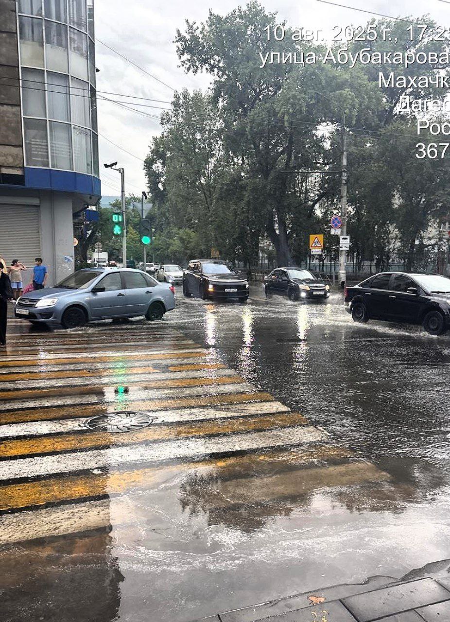 ⏺Бригады муниципального бюджетного учреждения "Благоустройство г. Махачкалы" продолжают работу по ликвидации последствий ливня.  Специалисты активно занимаются устранением проблем на ключевых участках, подтапливающихся во время обильных осадков.  В первую очередь внимание было уделено наиболее уязвимым зонам, где вода скапливается и создает неудобства для жителей.   Кроме того, в рамках этих мероприятий проводится мониторинг работы системы ливневой канализации.  Специалисты выявляют и устраняют заторы.