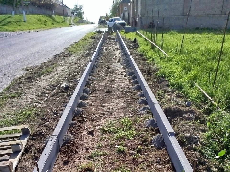 В селе Инарки появится новый тротуар В Малгобекском районе начались работы по благоустройству пешеходной зоны на улице Укурова. Протяженность тротуара составит 500 метров. Проект реализуется в рамках программы «Устойчивое развитие сельских территорий». Строительство ведется в соответствии со всеми нормами и стандартами, а завершить его планируется к концу уже к концу июня.