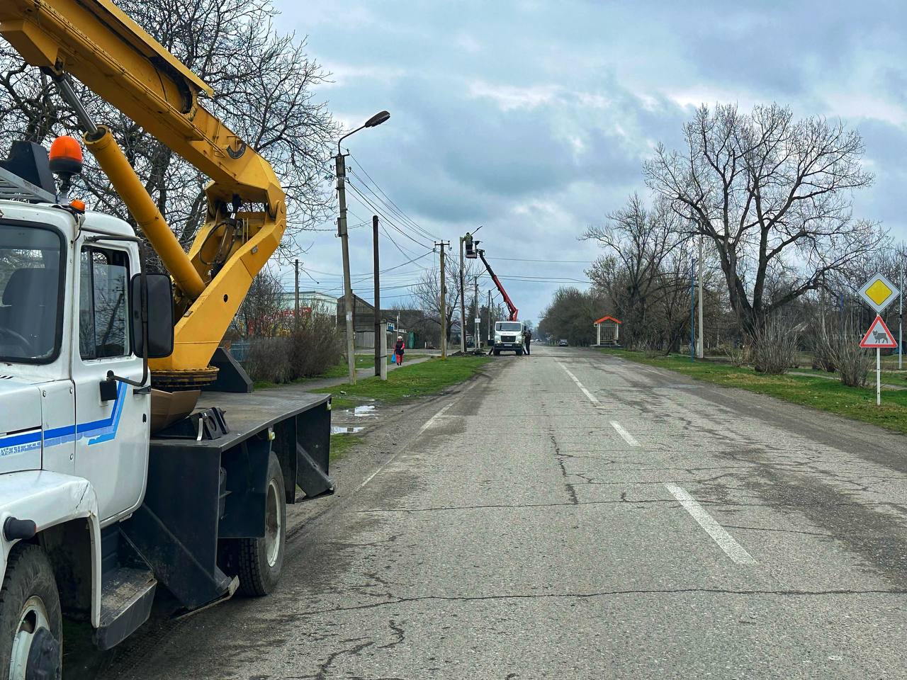 Министерство транспорта и дорожного хозяйства КБР активно работает над обеспечением безопасности движения в регионе    В рамках нацпроекта «Инфраструктура для жизни» внедряются различные инициативы, направленные на снижение числа ДТП и создание комфортных условий для всех участников движения.     Основные мероприятия:  Освещение дорог: Планируется установить более 50 км линий освещения, из которых 11 км будут обустроены параллельно с текущими дорожными работами. Это увеличит видимость в ночное время, сделав движение безопаснее для водителей и пешеходов.  Светофоры на переходах: На нерегулируемых пешеходных переходах установят 75 светофоров типа Т.7 с импульсной индикацией. Водители смогут заранее увидеть переход и принять необходимые меры для предотвращения аварий.  Тротуары: Более 19 км тротуаров обустроят для удобства и безопасности пешеходов.  Автопавильоны: На региональных трассах установят 71 павильон в шести муниципальных районах, обеспечив защиту пассажиров от непогоды и комфортные условия ожидания транспорта.    Эти меры помогут снизить аварийность и создать более безопасные условия для всех участников дорожного движения в республике.