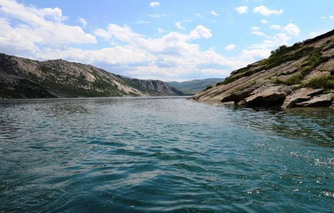 В Дагестане на водохранилище Хала Горк предотвратили угрозу разрушения плотины Спасатели МЧС России предотвратили засор плотины на водохранилище Хала Горк в Карабудахкентском районе Республики Дагестан и ликвидировали угрозу ее разрушения Своевременными действиями спасателям МЧС России удалось избежать переполнения гидротехнического сооружения и как следствие возможного прорыва плотины на водохранилище Хала Горк в Карабудахкентском районе Республики Дагестан сообщили в министерстве Там отметили что скопившийся мусор существенно снизил пропускную способность конструкции из за чего возник риск переполнения чаши водохранилища и повреждения плотины Как рассказали в МЧС с использованием специального снаряжения обеспечивающего безопасность при проведении подобных операций на воде а также маломерного судна специалисты МЧС оперативно произвели очистку сбросной трубы от инородных предметов и мусорных завалов РИА Дагестан в МАХ
