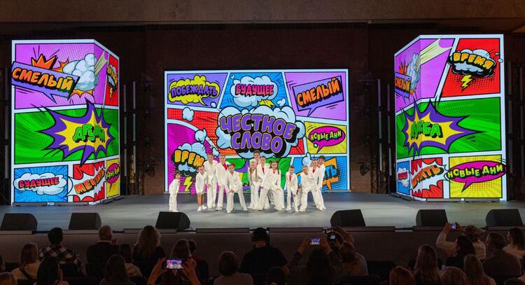 Уникальный творческий проект Главные детские песни объединил около 4 000 юных вокалистов со всей страны Все произведения написаны современными авторами и исполнены детьми что делает его особенно искренним и близким своей аудитории Главные детские песни объединяют музыку анимацию и важные жизненные уроки обращённые к подрастающему поколению За четыре года было создано 62 песни выпущенные в четырёх музыкальных альбомах а их общее количество прослушиваний в интернете превысило 100 миллионов Вместе с песнями появился и одноимённый анимационный сериал из 46 серий который полюбился детям и родителям Каждый клип проекта это короткая история о памяти благодарности семье дружбе и любви к Родине рассказанная понятным и современным языком Особая ценность проекта в том что контент создаётся для детей и вместе с детьми позволяя им искренне говорить о важных темах Главные детские песни это песни о семье доброте чести мужестве и любви к Родине Эти светлые и искренние произведения согревают сердца и делают нас добрее Я искренне признателен Президенту Российской Федерации Владимиру Владимировичу Путину за создание Президентского фонда культурных инициатив и поддержку нашего проекта подчеркнул автор проекта генеральный директор Музея Победы Александр Школьник Проект Главные детские песни реализуется Музеем Победы при поддержке Президентского фонда культурных инициатив Партнёры проекта Государственный фонд поддержки участников специальной военной операции Защитники Отечества радиостанция Детское радио телеканал Мульт и Музыка Со всеми песнями проекта Главные детские песни а также с одноимённым анимационным сериалом можно ознакомиться на сайте главныедетскиепесни рф Фото главныедетскиепесни рф Наши новости быстрее в MAX gov49