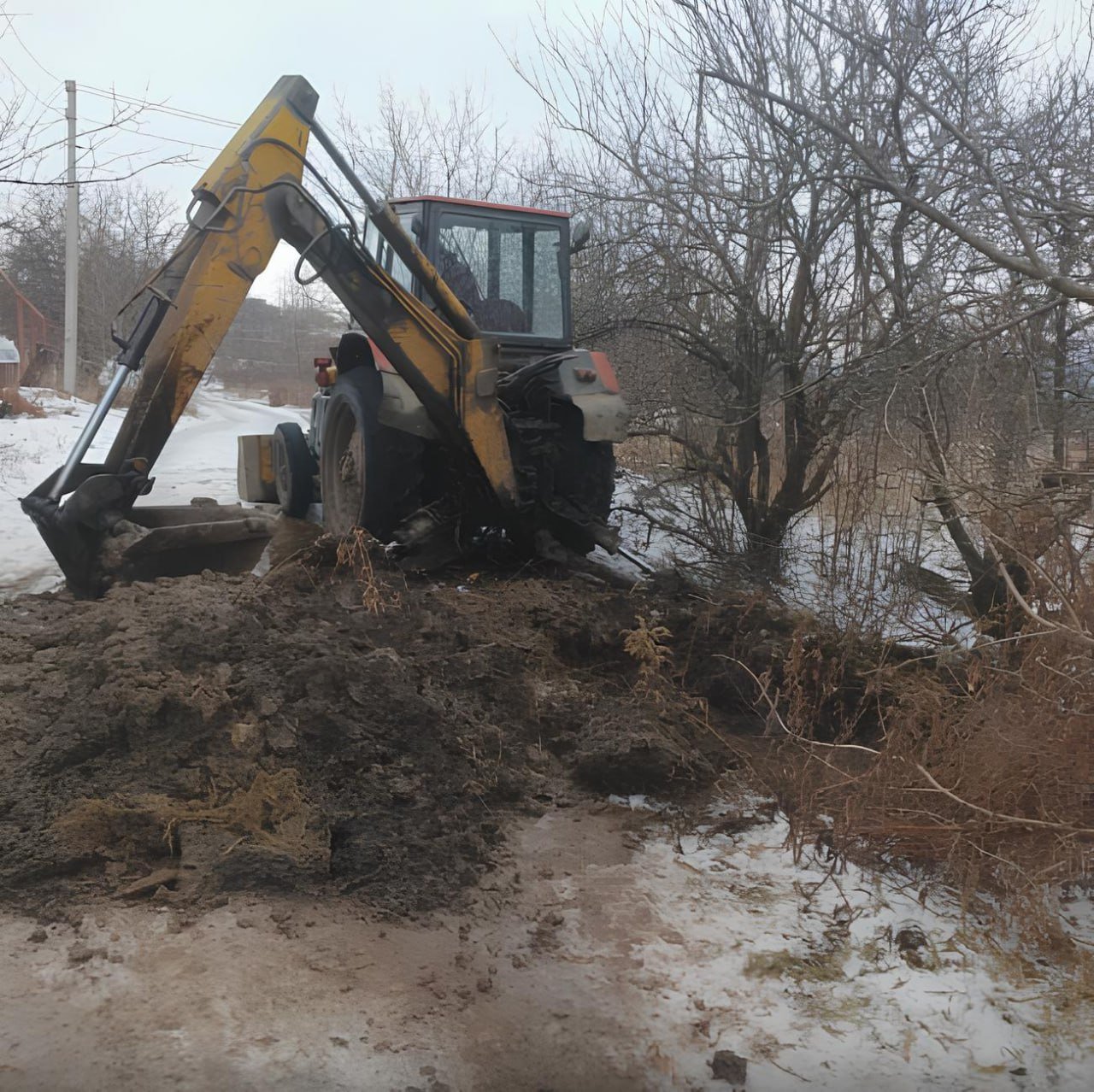 #ДНР В городе Енакиево ремонтируют объекты водоснабжения  За прошедшую неделю аварийная бригада коммунальщиков из Ленинградской области устранила 11 порывов.     Заявки от местных жителей продолжают поступать, а план работ расписан до конца года.    Что ещё следует улучшить на территории ЛДНР?    Предлагайте свои идеи на возродимдонбасс.рф   Голосуйте    Призывайте земляков и соседей поддержать ваши инициативы Возродим Донбасс вместе!