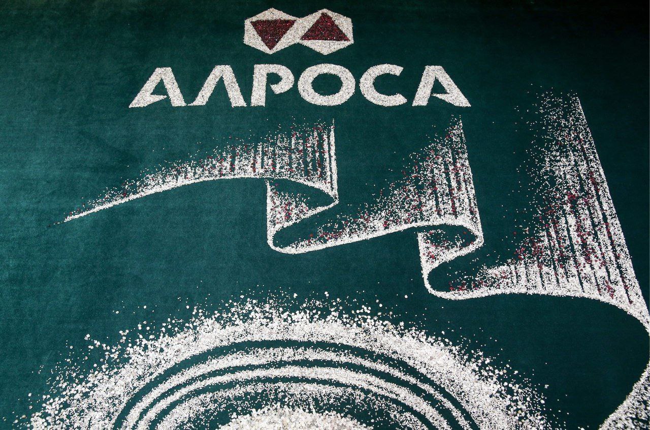 Чистая прибыль "АЛРОСА" в I полугодии выросла на 12% при падении выручки  Чистая прибыль АК "АЛРОСА" по РСБУ за I полугодие 2025 года выросла на 12%, до 39 млрд рублей, сообщила компания в пятницу.  Выручка при этом упала на 12% г/г, до 116 млрд рублей, прибыль от продаж - на 52%, до 19,21 млрд рублей.  Положительная динамика финансового результата на фоне падения выручки и прибыли от продаж вызвана получением прочих доходов в размере 53,1 млрд рублей  против 3,97 млрд рублей годом ранее . По итогам первого квартала 2025 года прочие доходы составляли 12,93 млрд рублей. #alrs