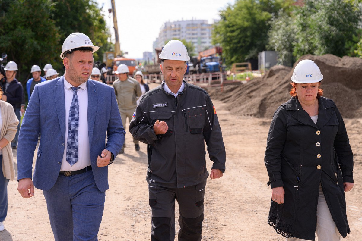 «Синхронизировали все работы»: первый замглавы Красноярска Александр Мацак проверил подготовку к отопительному сезону  Сегодня, 7 августа, первый заместитель главы Красноярска Александр Мацак побывал на строительной площадке на ул. рванцева, где осмотрел ход работ по ремонту теплосети. Руководители «Сибирской генерирующей компании» доложили о подготовке теплотранспортной инфраструктуры к зиме.  К капитальному ремонту магистрального трубопровода на Урванцева СГК приступила в начале лета. Он проходит в границах улиц Светлогорская и 9 Мая. Участок протяженный — 600 метров, и трубы пролегают прямо под проезжей частью. В связи с этим работы по их обновлению проводятся в три этапа. Сейчас специалисты завершают второй: они уже заменили 400 метров теплосети.  Подробнее о подготовке к отопительному сезону