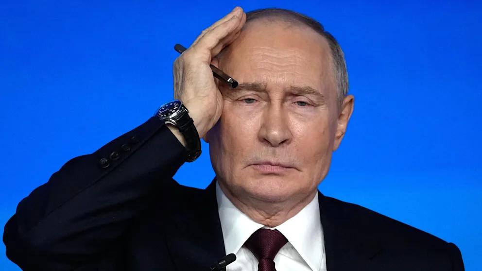 Путин предложил приостановить огонь ради проведения выборов в Украине Владимир Путин во время Прямой линии заявил о готовности ограничить российские удары по Украине на один день если в стране будут проходить выборы новой власти По словам российского лидера Москва может подумать о том чтобы обеспечить безопасность выборов Так речь идет об отказе от атак вглубь украинской территории в день голосования При этом Путин подчеркнул что у России также есть встречные требования Но конечно здесь один вопрос мимо которого мы не можем пройти А именно на территории РФ миллионы проживают граждан Украины по разным подсчетам от пяти до десяти миллионов которые имеют право голоса сказал российский лидер В Украине после начала полномасштабного российского вторжения выборы не проводились За это Владимира Зеленского критиковали в частности в Белом доме В ответ президент Украины заявил что готов к выборам но только при наличии реальных и устойчивых гарантий безопасности BILD Russian