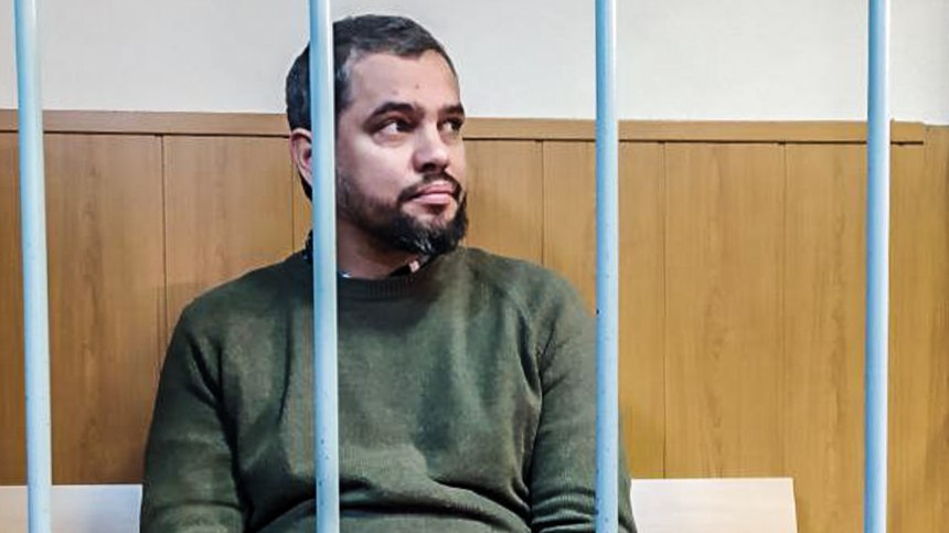 Мужа экс-директора петербургского парка «Новая Голландия» оштрафовали на 600 тысяч рублей по уголовному делу об оправдании терроризма Первый Западный окружной военный суд признал Николая Конашенка виновным в оправдании терроризма, сообщает «Ротонда». Помимо штрафа, ему запретили администрировать интернет-страницы в течение двух лет. Поводом для преследования мужчины стали его посты в соцсетях о теракте в подмосковном концертном зале «Крокус Сити Холл». В первом он написал: «Почему Крокус, а не Кремль?», во втором — «Пикник — чудовищная группа, но все же мелковато, вот сборный бы концерт Брат-2». Судебный процесс над Конашенком проходил в закрытом режиме по просьбе его защитников. Мужчине неоднократно поступали угрозы из-за высказываний. Николай Конашенок — петербургский яхтсмен и декоратор, а также муж экс-директора парка «Новая Голландия» Роксаны Шатуновской. Она покинула этот пост после задержания мужа в марте 2024 года, объяснив свое решение тем, что тот «позволил себе чудовищные, несовместимые с человечностью высказывания». Подписаться на «Новую-Европа»