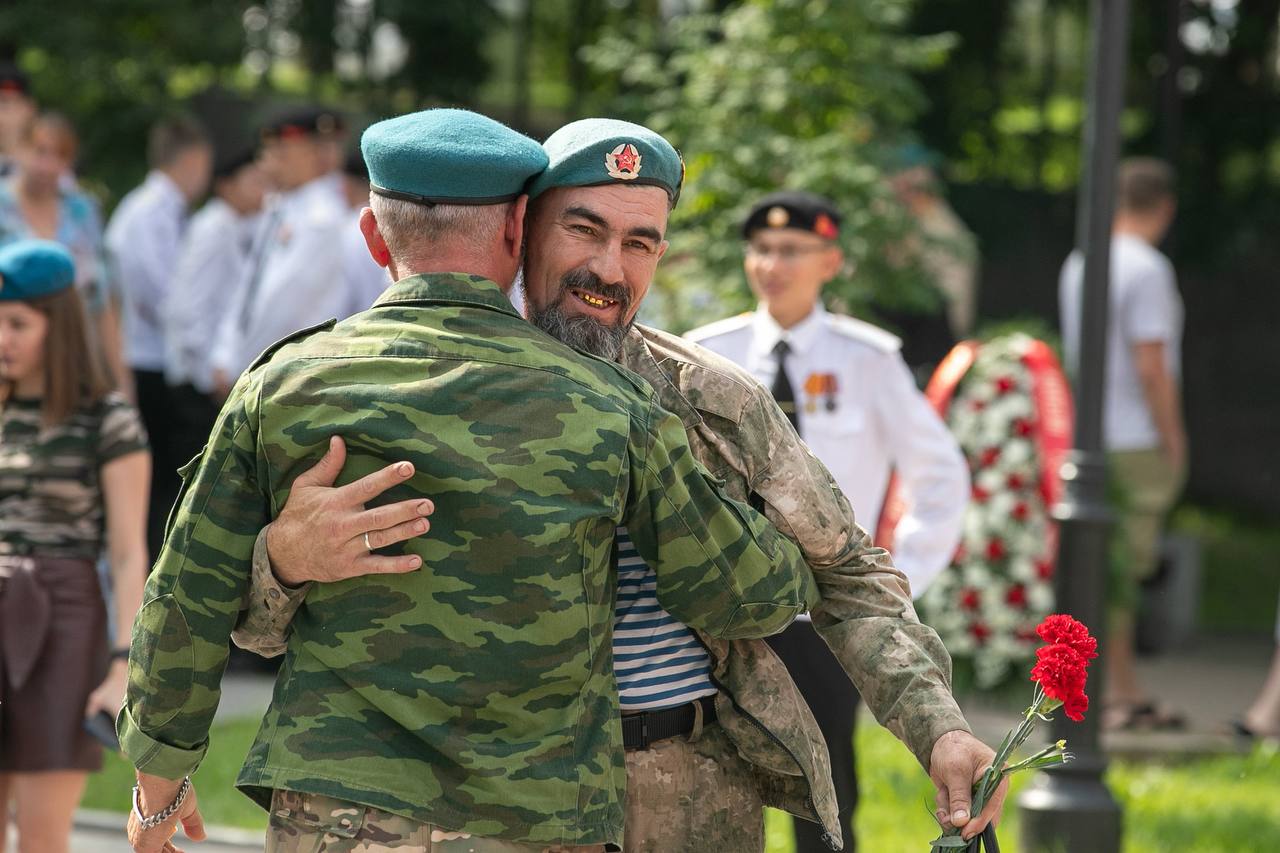 Во Владивостоке отметят 95 лет ВДВ: автопробег, концерт и показательные выступления В субботу, 2 августа, в городе пройдут мероприятия, посвящённые 95-й годовщине Воздушно-десантных войск России: 9:00–11:00 — автопробег «Никто кроме нас» от о. Русский через Золотой мост до Дома молодёжи. Сбор — у остановки «Мини ТЭЦ Центральная» 11:00 — памятное мероприятие у монумента приморцам, погибшим в локальных конфликтах 13:30–16:00 — концерт и выступления военно-патриотического клуба «Феникс» во Дворце детского творчества Океанский пр., 43 / Реклама