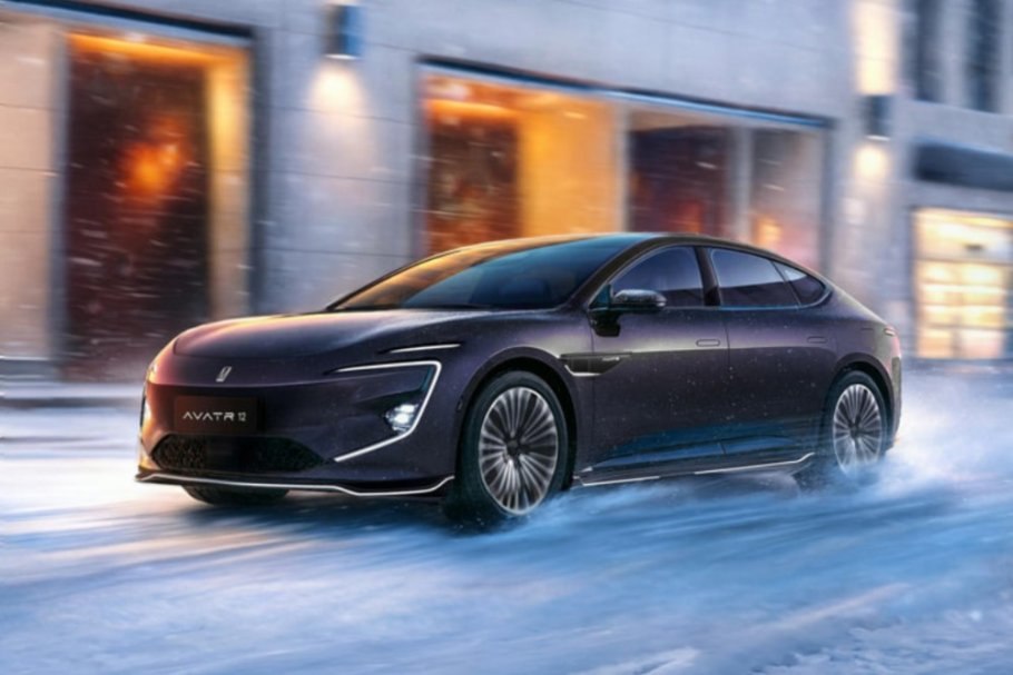 В России начались продажи Avatr 12 с пожизненной гарантией названы цены Компания Changan представляющая интересы марки Avatr в России объявила о старте продаж электрического фастбека Avatr 12 Автомобиль доступен в четырех вариантах исполнения от начального Advance за 6 500 000 рублей до топового Dynamic Pro за 7 650 000 рублей Особенностью новинки является пожизненная гарантия предоставляемая только первым покупателям Avatr 12 способен разгоняться до 100 км ч всего за 3 9 секунды благодаря мощному переднему асинхронному и заднему синхронному электродвигателю Это дает полноприводные возможности Общая мощность составляет 578 л с Пневмоподвеска способна регулировать дорожный просвет в диапазоне от 120 мм до 165 мм а система интеллектуального контроля амортизаторов минимизирует крены кузова Перед выходом на российский рынок машина была полностью адаптирована для нашей страны Фото Пресс служба Changan