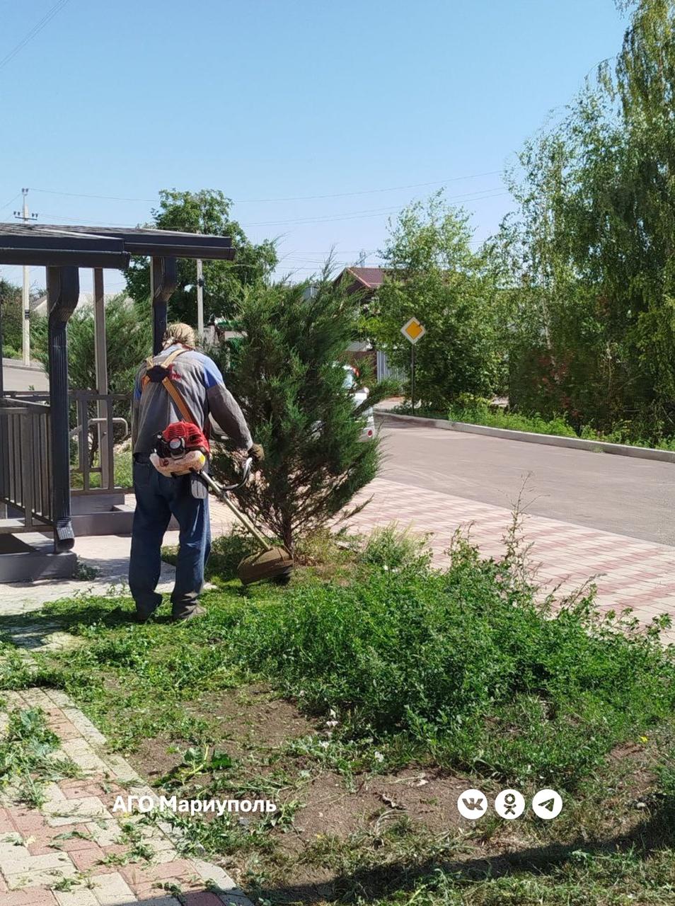 «Мариупольжилкомплекс» ведет покос травы в зеленых зонах новостроек    Сегодня жилищники выполняют эти работы на придомовых территориях новых многоквартирных домов по улице Якова Гугеля в Орджоникидзевском районе.   Ранее коммунальщики покосили траву во дворах новостроек по улицам Иртышской и Ялтинской в Приморском районе.  Сотрудники МУП «Мариупольжилкомплекс» отмечают, что регулярный уход за растительностью на придомовых территориях положительно сказывается на формировании комфортной городской среды и помогает создать жильцам многоэтажек благоприятную атмосферу для отдыха во дворах своих домов.