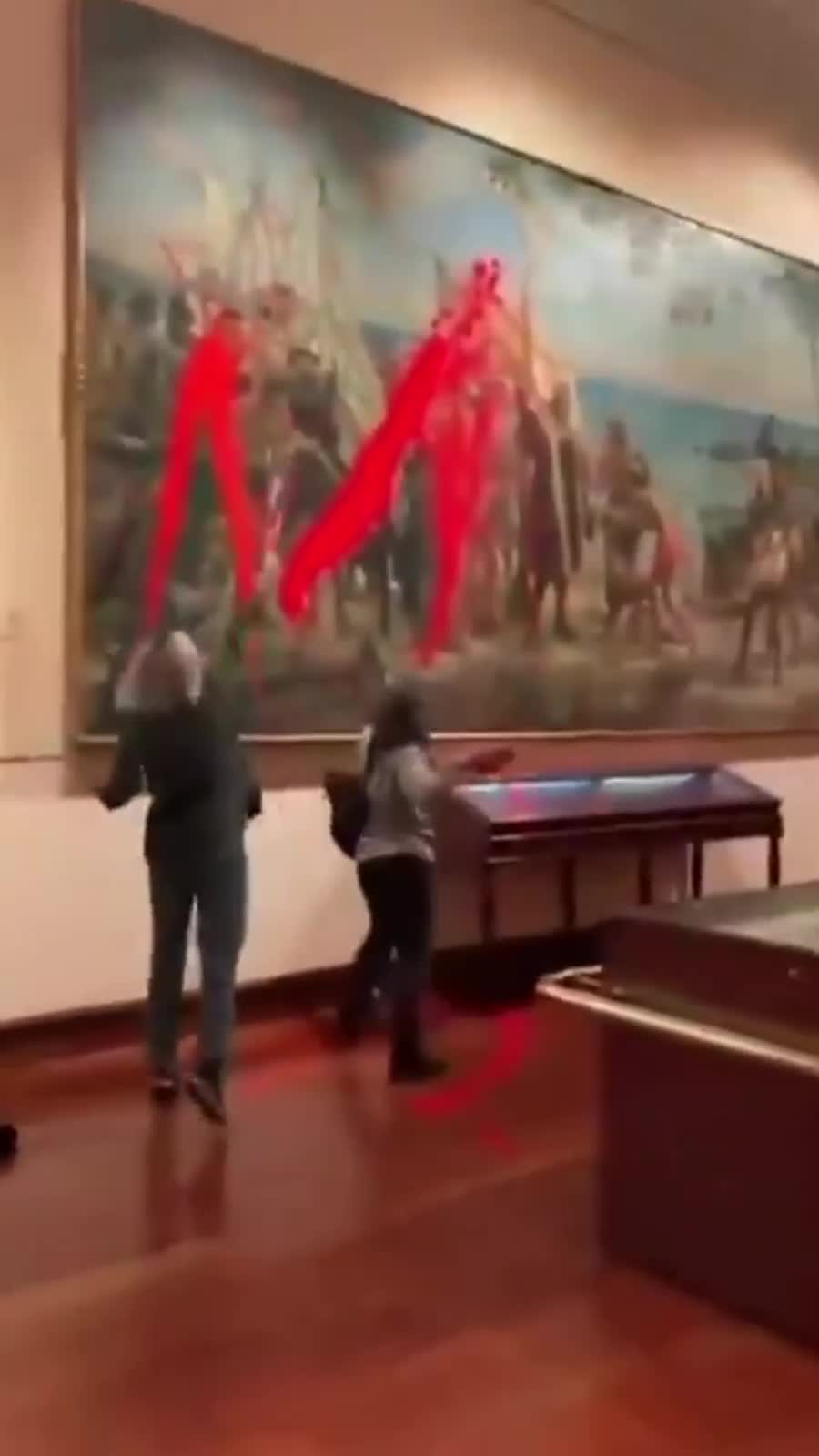 Активисты облили красной краской картину Колумба в Мадриде в знак протеста