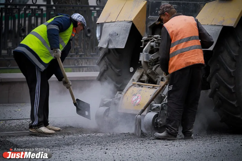 В Свердловской области отремонтируют участок дороги Верхняя Пышма Невьянск на участке с 47 км 920 метров до 50 км 740 метров На эти цели выделят 83 4 млн рублей Победитель тендера должен начать выполнять работы 15 июня и завершить 15 сентября текущего года Согласно данным портала Госзакупки подрядчику необходимо отремонтировать 2 82 км дороги с шириной проезжей части семь метров Ширина обочины 2 5 метра Тип покрытия асфальтобетон Мы в Max Мы в VK Мы в Дзен