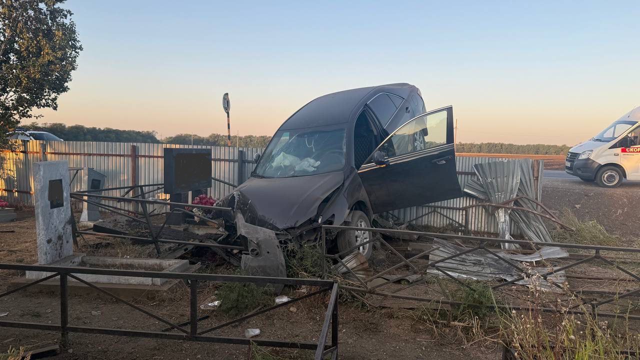 Иномарка повисла на ограде кладбища в Курганинском районе  Так водитель «Тойоты» «припарковался» около 5:30 утра 17 августа. 39-летний выехал встречку, не справился с управлением и вылетел с дороги.   В результате автомобиль «повис» на заборе кладбища и повредил надгробную плиту. А водитель отделался легким испугом и разовой медицинской помощью.