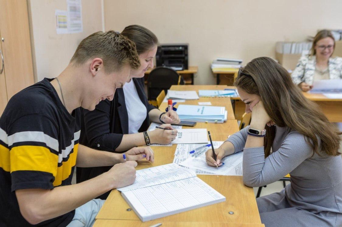 Власти Пермского края определили меры поддержки для студентов В Пермском крае продолжается приемная кампания в вузы. В региональном Минобре напомнили, какие меры поддержки предусмотрены для студентов. Одна из ключевых инициатив — губернаторская стипендия. Ее могут получить абитуриенты, успешно сдавшие ЕГЭ: - от 225 баллов — для технических и естественнонаучных направлений, - от 240 баллов — для гуманитарных, педагогических, творческих и языковых, - от 260 баллов — для экономики, юриспруденции, журналистики, управления и менеджмента. С нового учебного года размер этой стипендии вырос и составляет 6,5 тысяч рублей в месяц в первые два года обучения. Отметим, на 2025 год в регионе выделено более 6 тысяч бюджетных мест, в том числе свыше 1,6 тысяч — по целевой квоте. Документы на поступление можно подать до 25 июля. Абитуриент имеет право выбрать до 5 вузов и до 5 направлений в каждом, включая бакалавриат, специалитет и магистратуру.