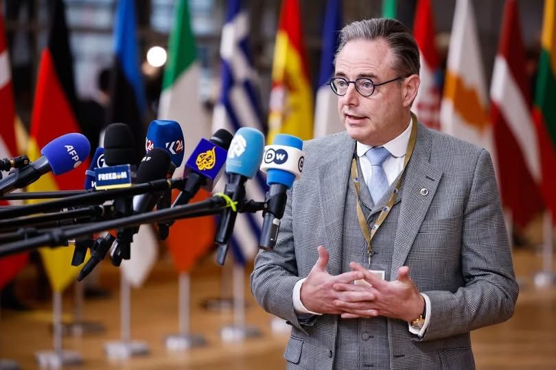 Премьер Бельгии пошутил о даче в России Премьер министр Бельгии Барт Де Вевер выступивший на саммите Евросоюза против идеи конфискации замороженных российских активов на пресс конференции пошутил о даче в России Сейчас мне нужно ехать на свою дачу в Санкт Петербург где мой сосед Депардье а через дорогу бывший президент Сирии Башар Асад И я думаю что смогу стать там мэром Напишите об этом сказал бельгийский премьер журналистам Французский актер Жерар Депардье является гражданином России с января 2013 года cbctvaz