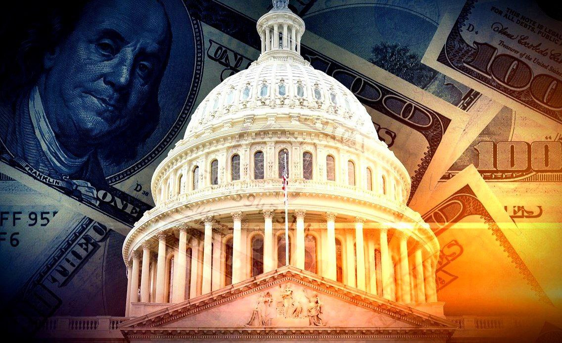 Минфин: США повысят потолок госдолга, закрыв проблему его увеличения на два года США повысят потолок государственного долга страны, закрыв проблему его дальнейшего увеличения на следующие два года, заявил министр финансов США Скотт Бессент. "Мы получим увеличение потолка долга… это будет сделано и забыто на два года. Нам не придется беспокоиться об этом", - сказал Бессент в Белом доме на заседании кабинета американской администрации во главе с президентом США Дональдом Трампом. РИА Дональд Трамп заявил, что США намерены использовать деньги, полученные от пошлин, для погашения долга Фондовые индексы США усилили падение в ходе торгов в четверг после новостей об очередном повышении американских пошлин на китайский импорт Dow Jones Industrial Average теряет 5,06%, Standard & Poor s 500 - 5,92%, Nasdaq Composite - 6,8%. Спад S&P 500 в ходе сессии достигал 6,1% - максимума с марта 2020 года. США получают около 3,5 млрд долларов в день после введения импортных пошлин, сообщил Трамп в Белом доме США могут продлить свою 90-дневную паузу в повышении импортных пошлин, заявил Трамп «Сбой в Матрице»