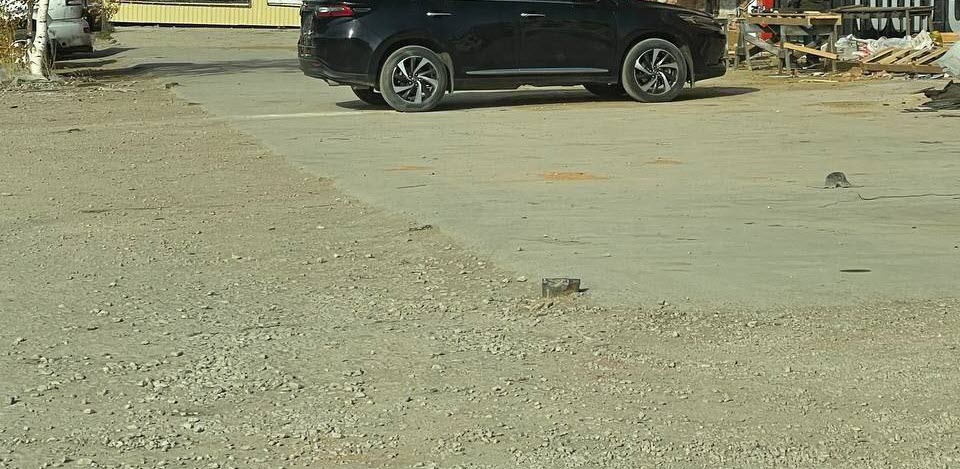 Мэрия Якутска выплатит компенсацию за повреждённый автомобиль  В июле 2024 года на парковке у магазина «Планета Электро» в Якутске автомобиль Toyota Prius получил повреждения из-за торчащей из асфальта трубы. Как установила Госавтоинспекция, водитель не виноват — препятствие не было видно.  Эксперты оценили ущерб более чем в 317 тысяч рублей. Владелец машины сначала обратился за компенсацией к собственнице магазина, но ответа не получил и подал иск в суд.  Якутский городской суд установил, что труба находится на муниципальной земле, не относится к придомовой территории и не обслуживается управляющей компанией. Поэтому ответственность за ущерб возложена на Окружную администрацию города Якутска.  С мэрии взыскали: 317 254 рубля — на восстановление автомобиля, 8 000 рублей — за услуги эвакуатора, 10 631 рубль — за госпошлину, 4 000 рублей — за экспертизу, 40 000 рублей — за представителя, 304 рубля — почтовые расходы.   В иске к другим организациям, включая ИП Петрову и УК «Юнион», суд отказал.  Окружная администрация пыталась оспорить решение, но Верховный суд республики оставил его в силе. Решение вступило в законную силу.      Новости  Yakutsk News