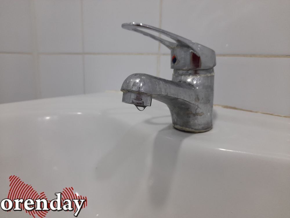 Orenday Оренбург В Госдуме предложили предупреждать об отключении воды по СМС Авторы инициативы считают что текущие рассылки недостаточно информируют граждан о предстоящих отключениях поскольку оповещения приложений воспринимаются назойливыми Конкретно предлагается чтобы каждый пользователь зарегистрированный на портале Госуслуг автоматически получал СМС сообщение на привязанный номер телефона всякий раз когда поступает информация о грядущем отключении воды электричества или газа затрагивающем его адрес Поддерживаете инициативу Поддерживаю Не поддерживаю Затрудняюсь ответить Мне все подробнее на канале Orenday Оренбург