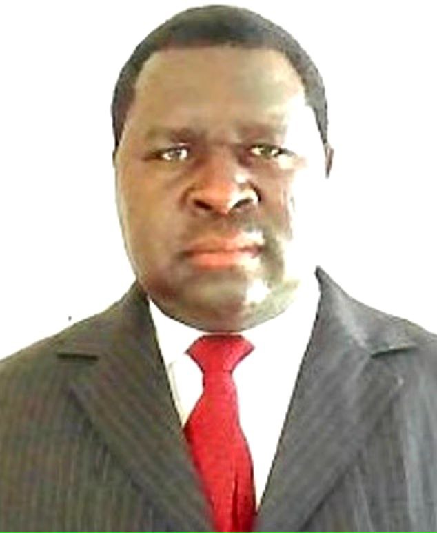 Адольф Гитлер баллотируется на второй срок намибийский политик носящий имя нацистского тирана надеется на пятый срок на посту президента Гитлер который настаивает на том что у него нет планов по установлению мирового господства баллотируется на должность окружного администратора в регионе Омпунджа Намибия бывшая немецкая колония на юге Африки где до сих пор проживает небольшая немецкоязычная община а у некоторых людей до сих пор немецкие имена Гитлер находящийся у власти с 2004 года подтвердил газете Bild что будет баллотироваться на выборах но не сообщил никаких подробностей Ранее он сказал Мой отец назвал меня в честь этого человека Вероятно он не понимал за что выступал Адольф Гитлер В детстве я считал это имя совершенно нормальным Только повзрослев я понял что этот человек хотел завоевать весь мир