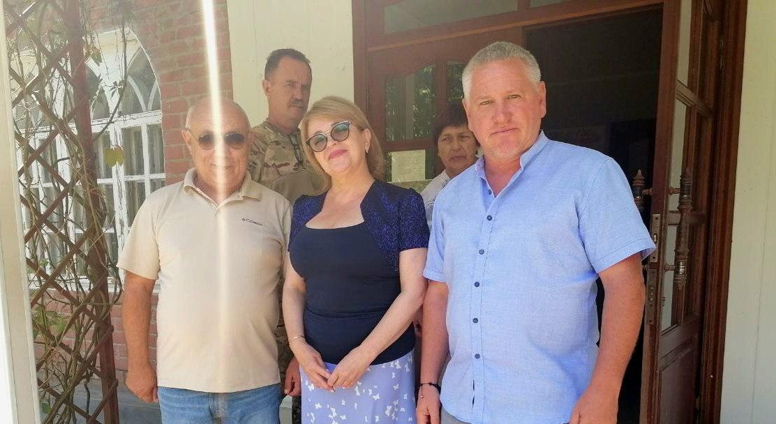 Черноморский биосферный заповедник и "Аскания-Нова" объединяют усилия для сохранения биоразнообразия Сотрудники Черноморского биосферного природного заповедника провели рабочий визит в Государственный природный биосферный заповедник "Аскания-Нова" им. Ф.Э. Фальц-Фейна Целью визита стало обсуждение перспектив совместной работы в сфере сохранения уникального биоразнообразия и экосистем юга России. Ключевой темой переговоров стал обмен ценным опытом по охране редких и исчезающих видов растений и животных, а также современными методиками мониторинга и восстановления природных комплексов. Стороны достигли договоренностей о развитии практического сотрудничества. В ближайшей перспективе запланирована реализация совместных экологических проектов, направленных на усиление природоохранной деятельности и научных исследований. «Сотрудничество между нашими заповедниками – важный шаг для реализации инициатив по охране природного наследия. Мы стремимся создать эффективный механизм взаимодействия для достижения наших общих стратегических целей», – подчеркнул директор Черноморского биосферного природного заповедника Игорь Жданюк. Минприроды Херсонской области поддерживает партнерство двух уникальных заповедников региона. Это сотрудничество открывает новые возможности для реализации масштабных природоохранных проектов, обмена лучшими практиками и укрепления научного потенциала, что вносит значимый вклад в устойчивое развитие заповедного дела и сохранение биологического разнообразия Херсонщины и России. #Минприроды_Херсонская_область ВК Одноклассники