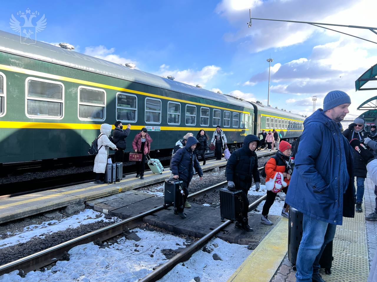 Вагончик тронулся. Сегодня первый после пандемии пассажирский состав из Китая прибыл на территорию России. В поезде №402/401 Суйфэньхэ – Гродеково границу пересекли 69 человек в составе двух туристических групп из КНР.  Пассажирское сообщение было приостановлено с конца января 2020 года.