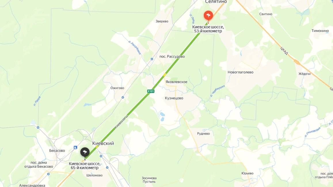 На участке Киевского шоссе в Новой Москве планируют провести реконструкцию и расширение.   Для этих работ выделено 5,4 миллиарда рублей по данным госзакупок. Ремонт планируется провести на участке от 53 до 65 километра шоссе — от поселка Селятино за ЦКАД до деревни Шеломово.   В рамках реконструкции 12 километров дороги будут расширены с 2 до 3 полос движения в каждую сторону. Планируется, что ремонт займет почти полтора года.