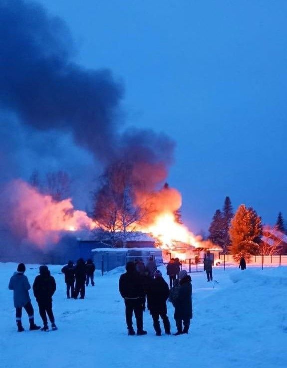 В  поселке Осиновое Плесо пожар на территории цеха по производству минеральной воды.   Как сообщили в МЧС Кузбасса, на данный момент огонь в производственном здании локализован на площади 500 кв.м. Пострадавших нет. На месте продолжают работать 6 единиц техники и 30 спасателей.