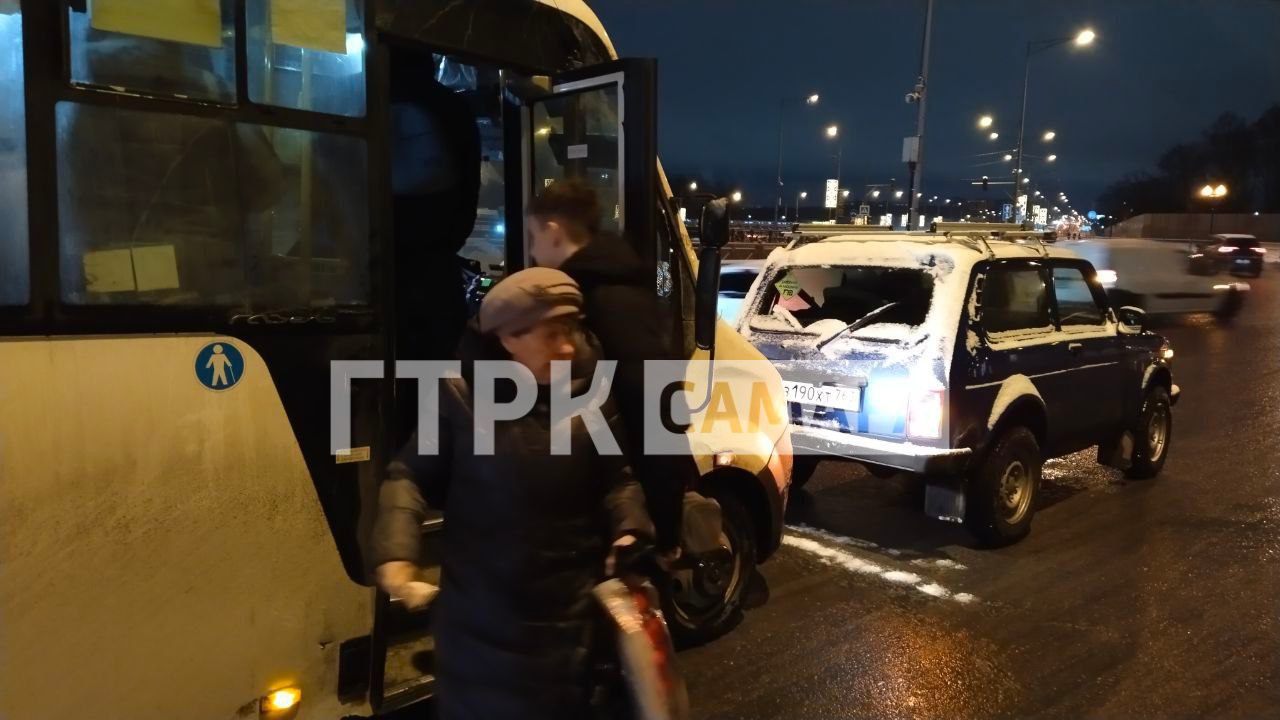 В Самаре из-за ДТП на Московском шоссе образовался затор в сторону Центра.    Мобильный корреспондент ГТРК "Самара" был на месте происшествия. На кольце у ТРК "Московский" автобус 410 маршрута догнал Ниву. По словам очевидцев, водитель Газели резко ударил по тормозам, однако избежать столкновения не удалось. Оба автомобиля получили незначительные механические повреждения.   Пострадавших нет. Пассажиров в утренний час пик высадили на дороге.   : ГТРК Самара