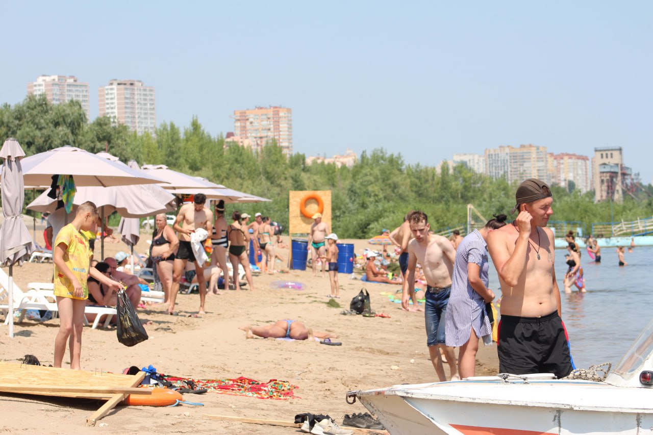 Купальный сезон 2025 в Волгограде: когда ждать пляжи На календаре лето, на уличных термометрах тоже. Но пока даты открытия пляжей не называют. Сроки купального сезона устанавливаются постановлением губернатора. Документа еще нет. Ожидается, что заседание комиссии по предупреждению и ликвидации чрезвычайных ситуаций состоится 5 июня, там определится дата начала сезона. В администрации Волжского уже сообщили, что готовят к открытию летом два места, в которых будут дежурить спасатели: главный городской пляж и пляж в районе поселка Рабочий. В Камышине каждый год открывают 4 пляжа. Пляж Бобры в Среднеахтубинском районе планируют открыть к 7 июня. - Но люди уже приезжают, шезлонги мы выдаем,- говорят в администрации парк-клуба. Загорать можно, но купаться в Волге обычно разрешают не раньше 1 июля. Скорее всего, и этот год не станет исключением. Это связано с паводком. Сбросы на ГЭС только начали снижаться, пляжи еще подтоплены, течение – очень сильное. После того, как уровень воды станет постоянным, водолазы очистят дно, и можно будет заниматься инфраструктурой.