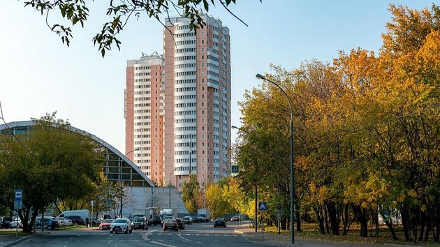В Москве состоится самое позднее окончание метеолета Мы уже рассказывали что в минувший понедельник в Москве с температурой в 26 7 был обновлён суточный рекорд максимальной температуры воздуха и пока московский сентябрь 2025 года продолжает удивлять погодными рекордами Так несмотря на существенное примерно на 10 понижение температуры сегодня её среднесуточная величина останется выше отметки в 15 переход через которую в сторону более низких значений как раз и определяет начало метеорологической осени Таким образом сегодня в столице продолжается метеорологическое лето а вот завтра похолодание продолжится и средняя температура опустится существенно ниже 15 градусной отметки давая старт метеорологической осени Этот факт означает что во первых метеорологическая осень придёт в Москву в среду с опозданием более чем на 3 недели на 23 дня А во вторых сегодня случится самое позднее окончание метеорологического лета во всей истории инструментальных наблюдений за погодой До этого самое позднее окончание метеолета в столице отмечалось 22 сентября 2018 года Даже в рекордно тёплом сентябре 2024 года метеолето закончилось на 2 дня раньше 21 сентября Напомним что началось метеорологическое лето в нынешнем году на 4 дня раньше климатических сроков 23 мая и продлится 124 дня это 5 е место в списке самых продолжительных метеолет между 1967 годом когда метеолето продлилось 127 дней и 2010 годом с продолжительностью метеорологического лета в 118 дней погода прогнозпогоды рекорд лето метеолето