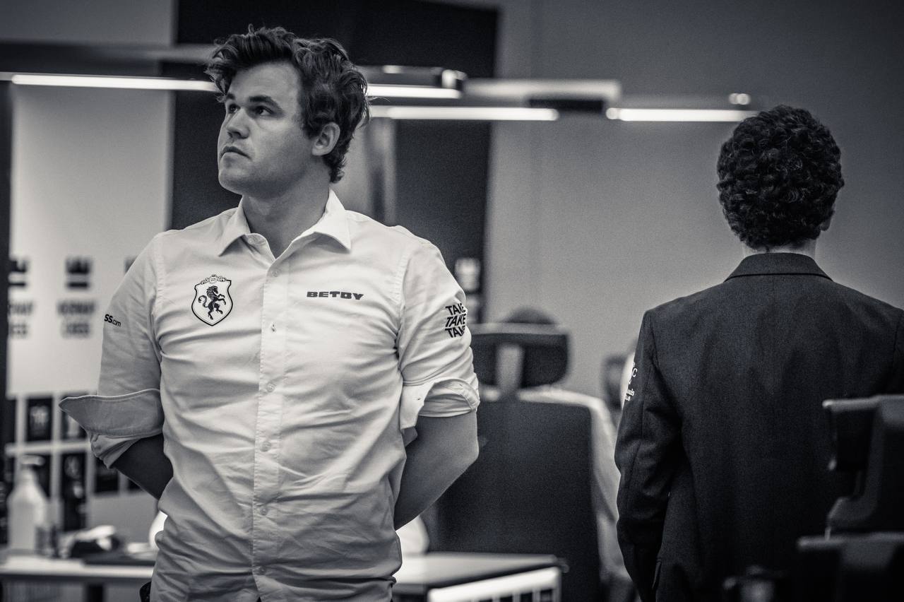 Карлсен проиграл Гукешу и теперь делит первое место в Norway Chess 2025 с Фабиано Каруаной Главным шахматным событием вчерашнего дня, безусловно, была встреча действующего чемпиона мира Доммараджу Гукеша и лидера мирового рейтинг-листа Магнуса Карлсена. В первом круге Магнусу удалось победить, и он был крайне близок к этому и сейчас, но в итоге не только выпустил весь перевес, но и вовсе допустил фатальный зевок, который в итоге привел к поражению – Карлсен даже не смог сдержать эмоции. Поражение практически не повлияло на лидирующую позицию Карлсена – Магнус до сих пор на первой строчке таблицы, но сейчас делит ее с Фабиано Каруаной, который дважды сыграл вничью черными против Хикару Накамуры. В третьей партии дня Арджун Эригайси прервал серию побед Вэй И в армагеддонах, обыграв его белым цветом. Сегодня нас ждет "индийская дуэль" Гукеш–Эригайси, битва единственных на сегодняшний день "восьмисотников" Карлсен–Накамура, а также поединок Каруана – Вэй И. Ситуация в таблице с учетом системы начисления очков серьезно обострилась – если, например, идущий на последнем месте Вэй И выиграет в классику у лидирующего Каруаны, то сразу же его догонит. Фотограф: Michal Walusza #новости #турнир