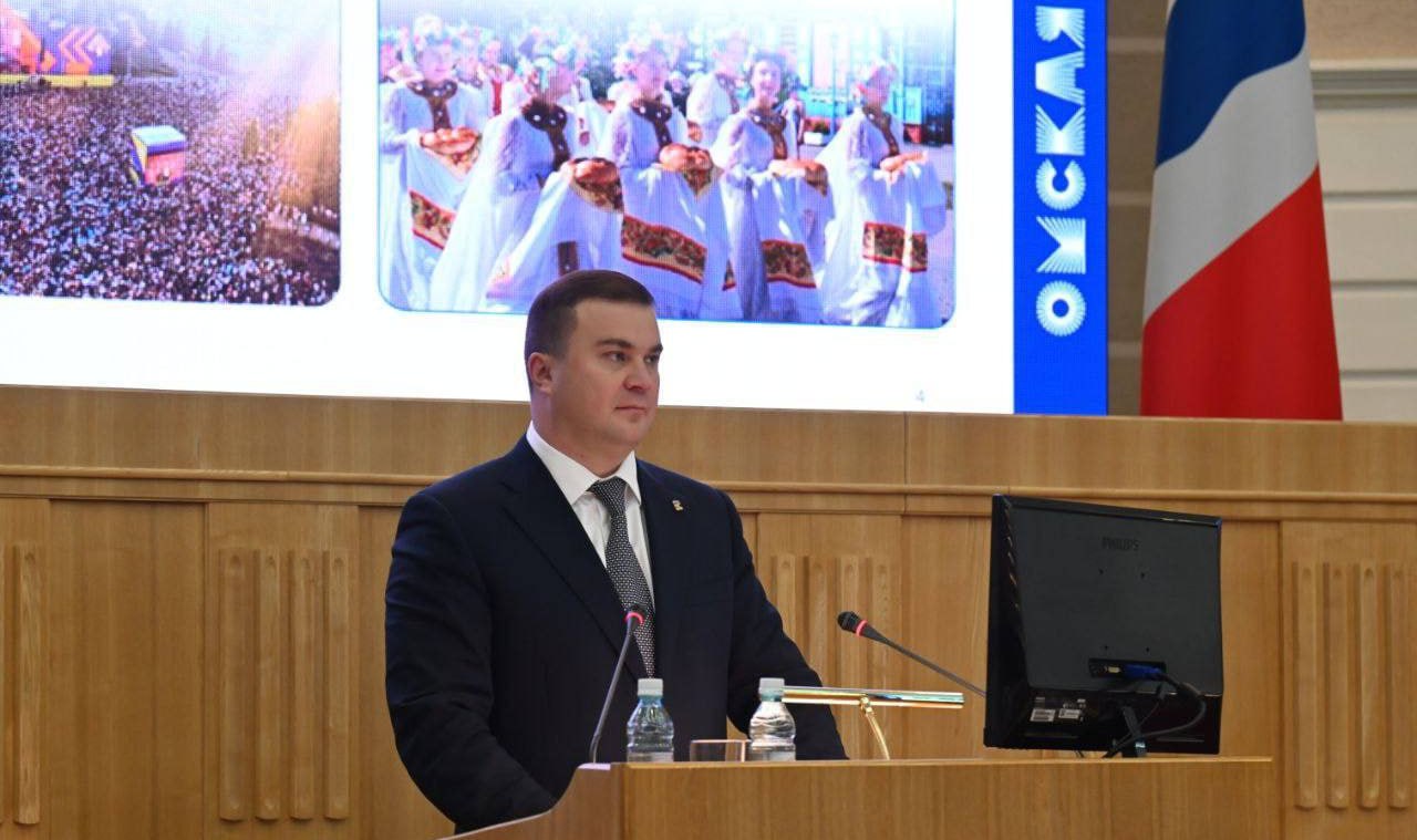 Губернатор Виталий Хоценко выступил с ежегодным бюджетным посланием обозначив главные цели руководства Омской области Ключевой приоритет на 2026 год улучшение качества жизни омичей поддержка бойцов СВО и их родных заявил он Основой для решения социальных задач стали экономические результаты Объем валового регионального продукта в 2025 году достиг 1 трлн 270 млрд рублей а инвестиции составили 235 млрд рублей Участие в программе списания долгов снизило кредитную нагрузку региона на 27 4 млрд рублей Объем привлекаемых федеральных средств на новый цикл нацпроектов составляет около 102 млрд рублей что вдвое превышает прошлые среднегодовые показатели На эти средства начато строительство и капремонт более 200 социальных объектов включая 43 образовательных учреждения 120 поликлиник и 18 ФАПов Темпы роста промпроизводства составили 3 2 Объем производства сельхозпродукции по прогнозам превысит 150 млрд рублей Собрано рекордные 4 2 млн тонн зерна Для поддержки промышленности планируется докапитализировать Фонд развития промышленности на 250 млн рублей и привлечь около 1 млрд рублей на проекты беспилотных авиасистем Получили положительные заключения экспертизы и выходят на стадию реализации ключевые инфраструктурные проекты новый аэропорт Омск Фёдоровка инвестиции 51 млрд рублей и Северный обход Омска 72 7 млрд рублей Продолжается газификация газ пришел в три северных района а программа до 2030 года предполагает инвестиции Газпрома в 8 8 млрд рублей для газификации более 13 тысяч жилых помещений Мы последовательно выполняем задачи поставленные президентом резюмировал губернатор