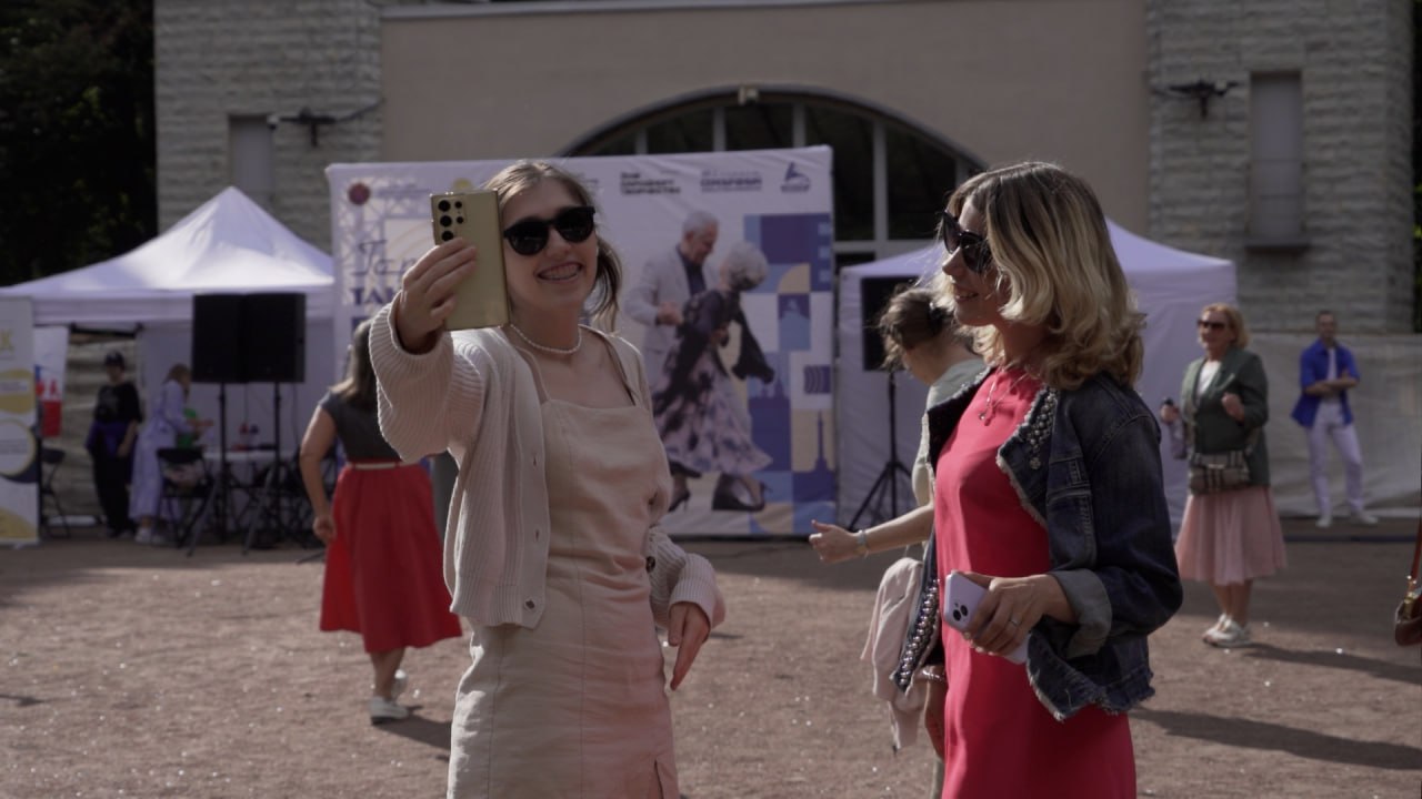 В Музее связи имени А С Попова пройдет одиннадцатая встреча Городских танцевальных веранд В рамках проекта Серебряный возраст 12 ноября с 16 00 до 19 00 участников ждут выступления Заслуженного коллектива любительского художественного творчества ансамбля танца Россияночка мастер классы по танцам народов мира В течение всего мероприятия участники смогут играть в большие шахматы бирюльки морской бой решать головоломки и отправлять брендированные открытки с помощью фирменной Почты Ведущим вечера станет солист Ансамбля Дружба имени А А Броневицкого Павел Колесник Фото скриншот с видео Город архив Подпишись на Город