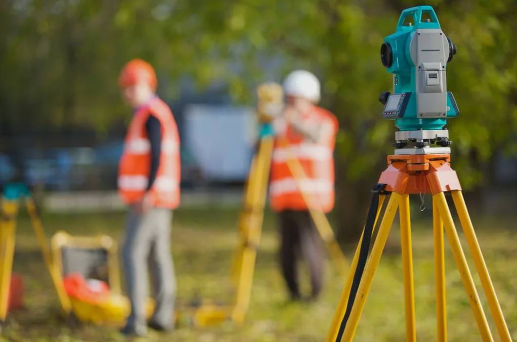 В Белогорске в 2026 году планируется проведение комплексных кадастровых работ в границе 70 кадастровых кварталов На эти цели городу в рамках реализации соглашения предоставляются субсидии из федерального и регионального бюджета Цели проведения комплексных кадастровых работ заключаются в уточнении местоположения границ земельных участков местоположения на них зданий сооружений и объектов незавершенного строительства сведения о которых содержатся в Едином государственном реестре недвижимости а также устранение реестровых ошибок и имеющихся пересечений границ Они проводятся бесплатно для правообладателей Собственники и арендаторы земельных участков расположенных в кварталах где проводятся комплексные кадастровые работы могут предоставить имеющиеся у них документы на землю и объекты недвижимости и получить разъяснения о проведённых в отношении их собственности работах пояснила начальник отдела по земельным отношениям Мария Митряскина Наличие чётко установленных границ позволит исправить реестровые ошибки в ЕГРН и скорректировать начисление налогов Ранее сообщалось в 2025 году проведены масштабные комплексные кадастровые работы в рамках которых уточнены границы более 1 6 тыс объектов недвижимости в 29 кадастровых кварталах Следите за новостями на Белогорск РФ   ВK   ОК   MAX канал   поддержать канал