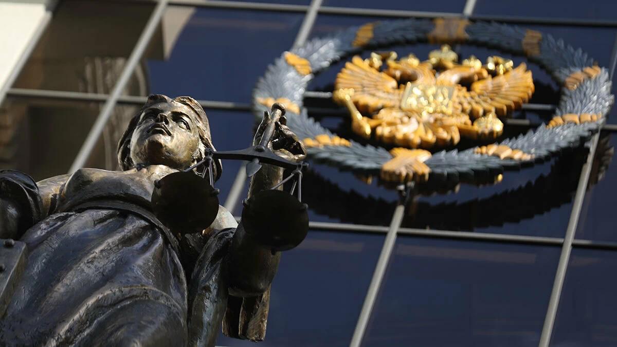 Судебная система в России не в полной мере интегрирована в процессы цифровой трансформации госуправления Об этом говорится в отчете Счетной палаты СП об анализе текущего состояния информатизации судов СП указывает, что система управления цифровыми проектами остается слабой Закупки техники идут разрозненно, без общей архитектуры, что мешает совместимости и масштабируемости, говорится в отчете СП Часто оборудование не вводится в работу, а отдельные цифровые системы внедряются формально – функционал заявлен, но реально не работает Одна из проблем связана с тем, что технику некому обслуживать: в судах не хватает подготовленных сотрудников Кроме того, расходы на сопровождение, модернизацию и замену оборудования вообще, по данным аудиторов, не учитываются при закупках Отдельно аудитор критикует и ГАС «Правосудие» По его данным, внедрение цифровых подсистем во многих случаях было формальным Существующие программные решения не задействованы в полной мере, а автоматизация процессов остается фрагментарной Это снижает эффективность всей системы и не позволяет достичь целей цифровизации судопроизводства Аудитор сетует, что поддержка морально устаревших систем без длительной модернизации в долгосрочном периоде приведет к «экономической нецелесообразности их использования из-за высоких затрат на обслуживание» Подписаться