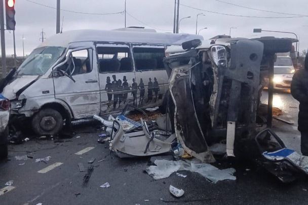 Один полицейский погиб после массового ДТП на въезде в Петербург  Как сообщает  "Фонтанка.ру", после массовой аварии на Московском шоссе в Шушарах скончался сотрудник патрульно-постовой службы УМВД Пушкинского района. Несмотря на усилия медиков, спасти его не удалось.  Во время ДТП мужчина сидел на пассажирском сиденье служебного Hyundai Solaris. 27-летний напарник погибшего остается в больнице в тяжелом состоянии.  Среди пострадавших, по данным издания, 33-летний водитель "Газели". Предварительно его считают виновником аварии.    прокуратура Петербурга