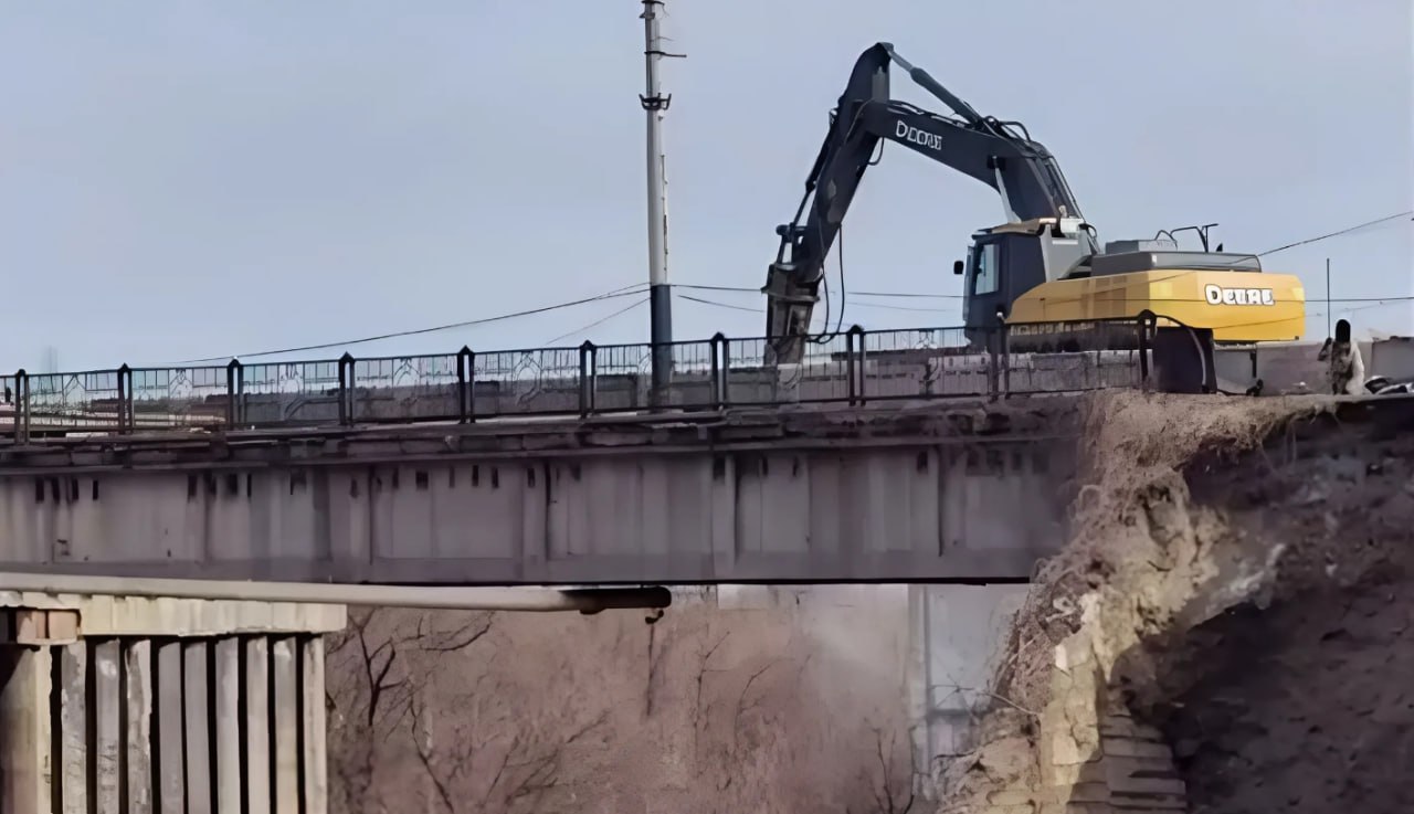 В Енакиево стартовал масштабный ремонт ж/д моста  Реконструкция путепровода через железнодорожные пути в Енакиево идёт полным ходом. Текущее состояние дороги, как сообщили в Минтрансе, было неудовлетворительным. Были зафиксированы повреждения опор путепровода.   В Минтрансе ДНР отметили, в рамках ремонта также будут полностью обновлены трамвайные пути. На текущий момент, на объекте трудятся более 20 специалистов, а также 11 машин спецтехники. Работы ведутся в ускоренном темпе, чтобы не причинять неудобств местным жителям. Ранее мы сообщали о том, что в Енакиево будет благоустроена Центральная площадь.    Подписаться   Написать в бот